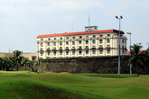 Стена Интрамуроса и поле для гольфа