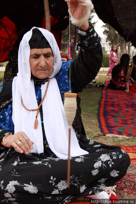 На Навруз устроили что-то типа выставки народных ремесел, где бабушки демонстрировали умения. Они привезли красочные ковры, расположились на поляне и ткали, вязали, вышивали. Ирак