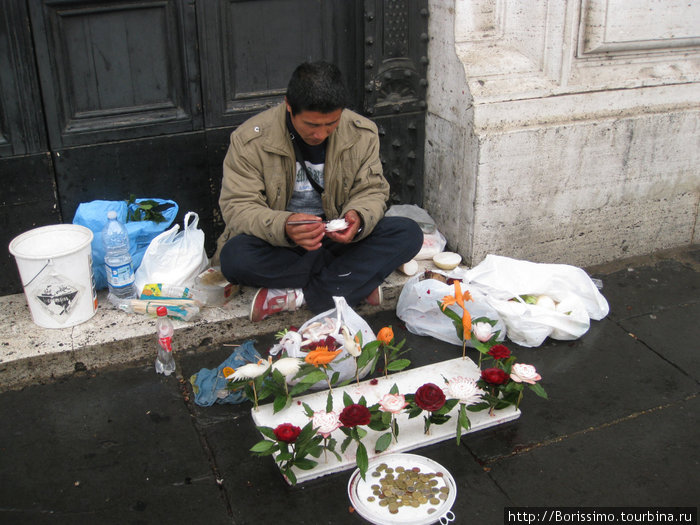 А этот парень вырезает из овощей замечательные вещи (см.следующее фото). Рим, Италия