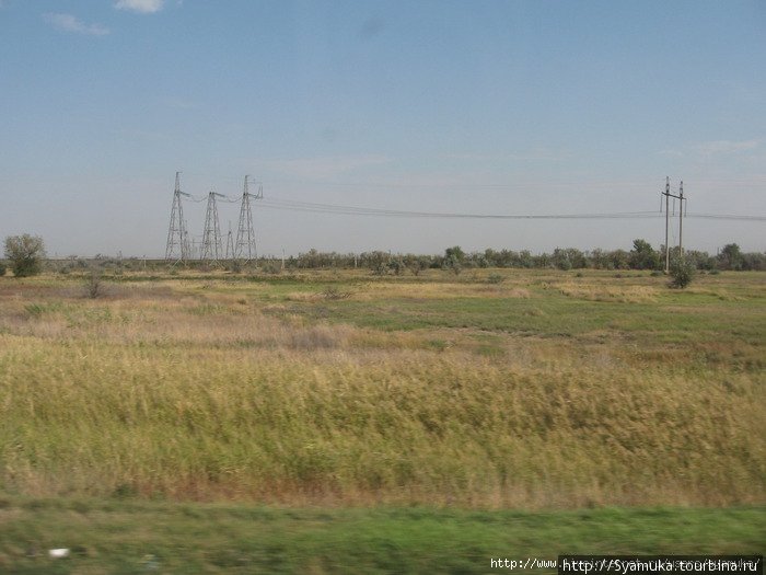 Проезжая очередные километры, картинка за окном менялась, и, уже зашумела степь тростником, покрылась зелеными пятнами деревьев и кустарников, загудела электрическими проводами. Калач-на-Дону, Россия