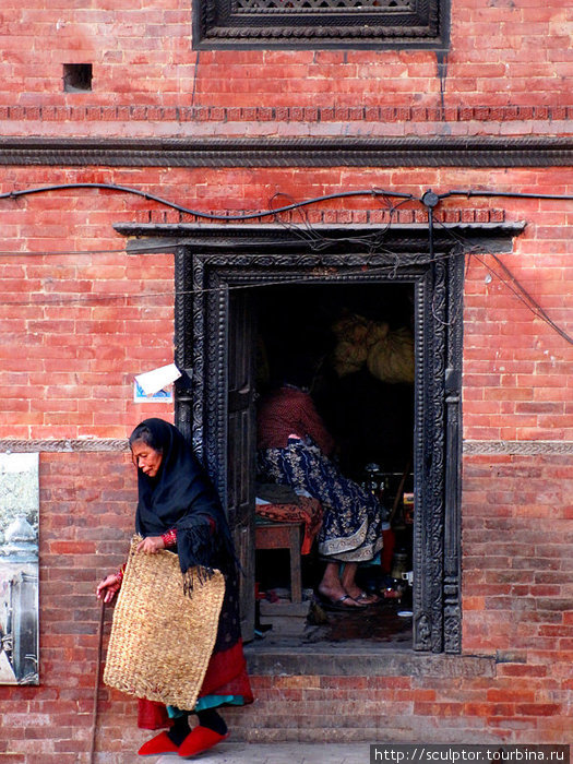 По всему внутреннему периметру храма, есть такие закутки 2х2 метра, в которых и живут старики. Катманду, Непал
