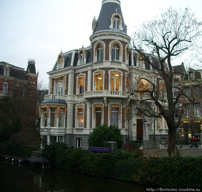 Так выглядит Амстердам с одного из многочисленных каналов в пасмурную погоду Амстердам, Нидерланды