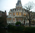 Так выглядит Амстердам с одного из многочисленных каналов в пасмурную погоду
