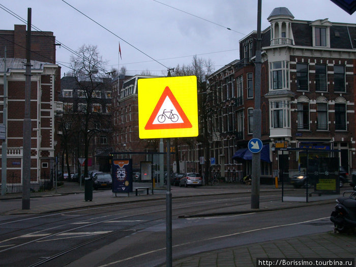 Велосипеды здесь в почёте — даже есть специальные дорожные знаки Амстердам, Нидерланды