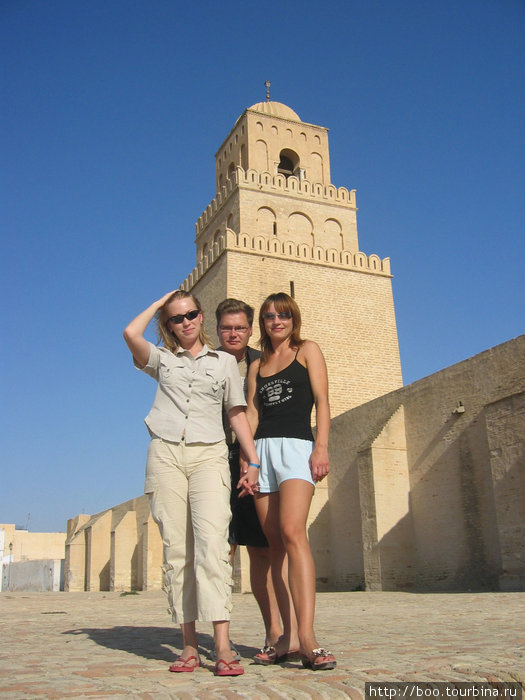 Сашка с нашими девушками. Кайруан, Тунис