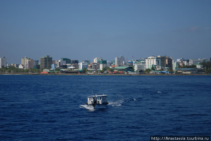 Мале, взгляд со стороны Мале, Мальдивские острова