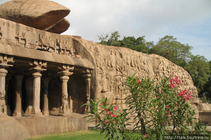 Махендраварман (VII в.) ввел обычай высекать храмы в скалах. Нарасимхаварман, его сын, основал город Мамаллапурам и построил семь пагод – храмов, каждая из которых была высечена в больших валунах. Мамаллапурам, Индия