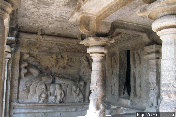 На барельефе изображен спящий Вишну. Вишну отклонился на змею Адисеша (Ананту), которая высунула свои пять голов и пытается выползти из-под спящего