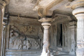 На барельефе изображен спящий Вишну. Вишну отклонился на змею Адисеша (Ананту), которая высунула свои пять голов и пытается выползти из-под спящего