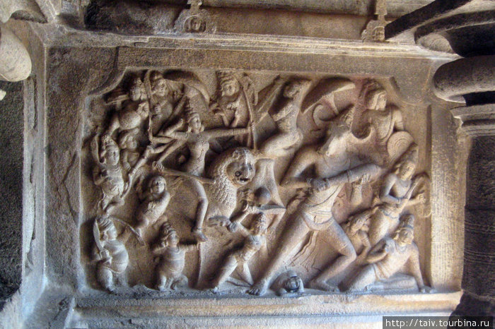 переломный момент в битве между Дургой, восседающей на тигре, и демоном Махиша, изображенным с головой буйвола.