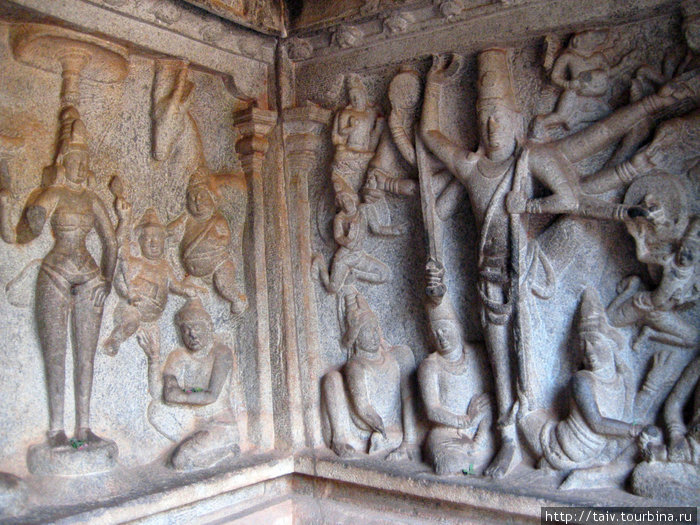 Krishna Mandapam изображает бога Кришну, держащего гору Говардхану и собирающего людей внизу (под собой как под крышей ), спасая их от потока воды, ниспосланного богом Индрой Мамаллапурам, Индия