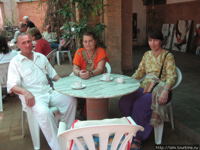 кафе в Ауровиле (очень дорого) Пондишери, Индия