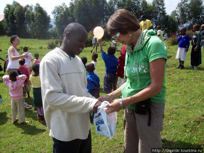 Вручение подарков Бафунда, Уганда