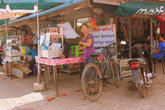 Обычные лавки Камбоджии- продавцы сидят прямо на столах с товаром