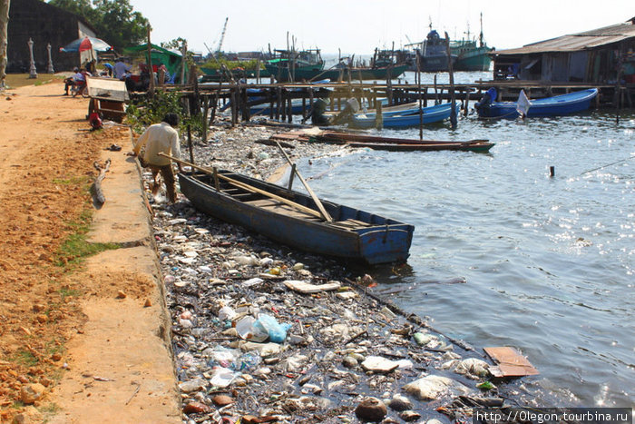 Речной причал. Вода совсем не чистая Кахконг, Камбоджа