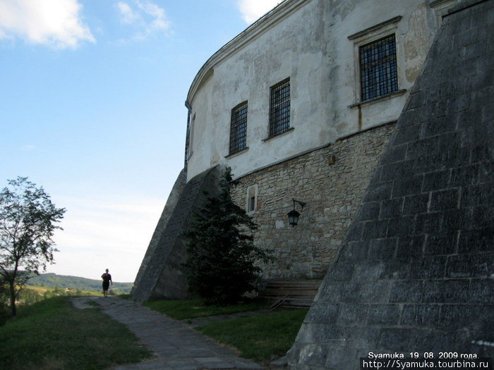 В 1648 году замок был захвачен войсками гетмана Богдана Хмельницкого и ненадолго освобожден от поляков. Олесько, Украина