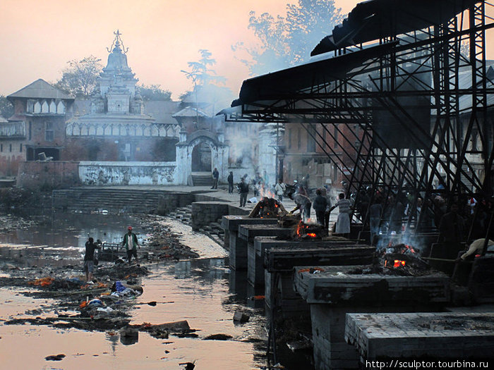 После кремации, останки сметают в реку, много детей рыщут в надежде найти расплавленное золото. Катманду, Непал