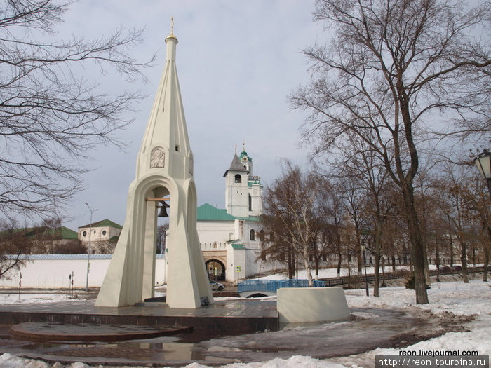 Часовня Казанской Богоматери (на переднем плане) и Спасо-Преображенский монастырь (на заднем плане) Ярославль, Россия