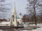 Часовня Казанской Богоматери (на переднем плане) и Спасо-Преображенский монастырь (на заднем плане)