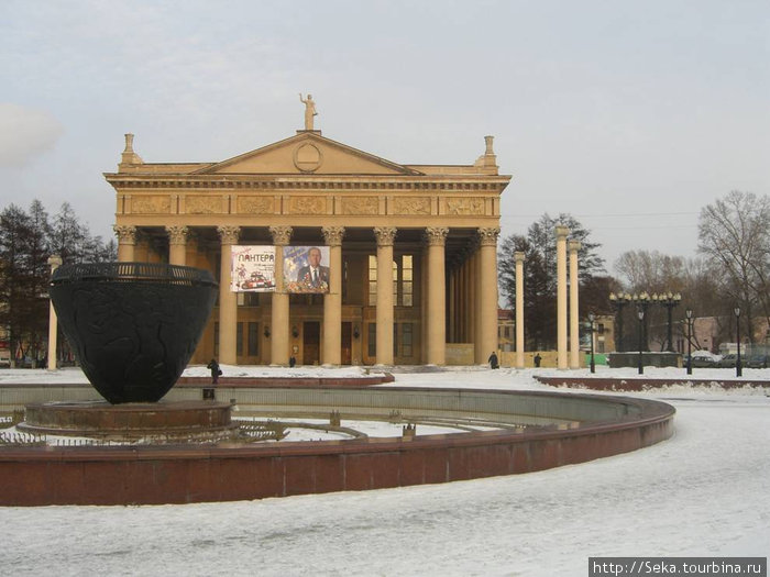 Здание театра и фонтан Новокузнецк, Россия