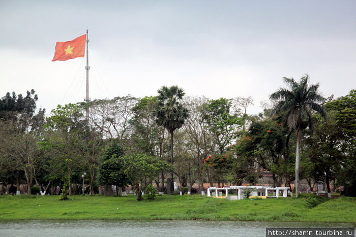 Вид на Цитадель в Хуэ с реки Хюэ, Вьетнам
