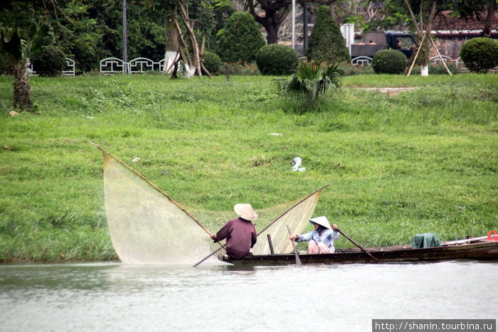 Рыбаки на Ароматной реке Хюэ, Вьетнам