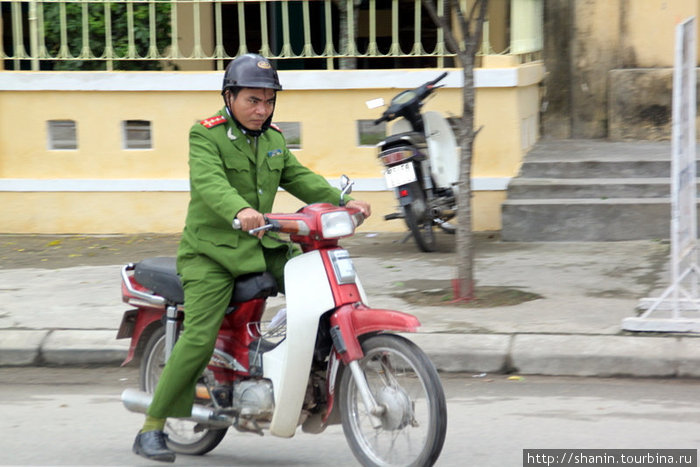 Военный на мотоцикле Хюэ, Вьетнам