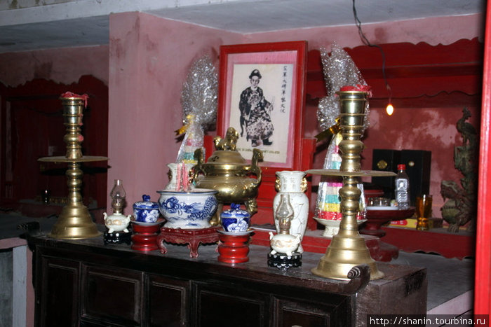 В китайском храме Хюэ, Вьетнам