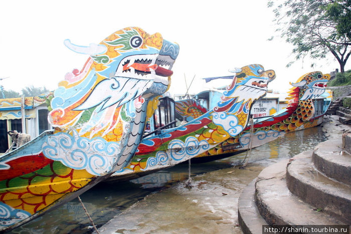 Лодки у пагоды Тхиенму Хюэ, Вьетнам