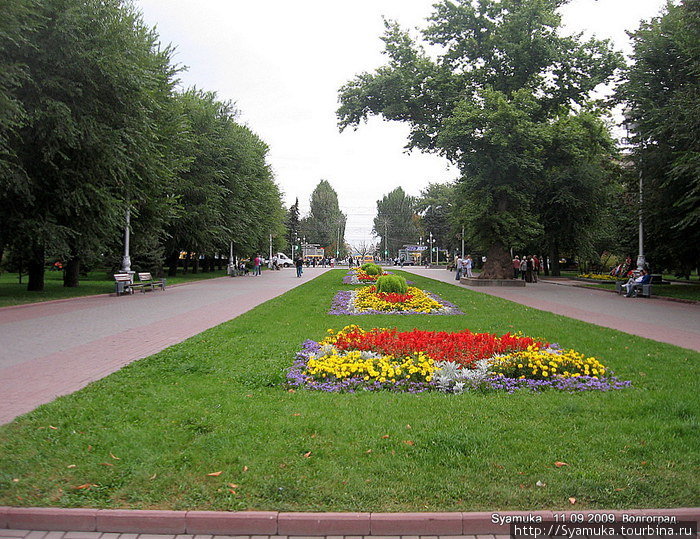 Спустя полтора часа, которые мы провели в метротраме, на улицах подсохло и потеплело. Можно было продолжать прогулку. Волгоград, Россия