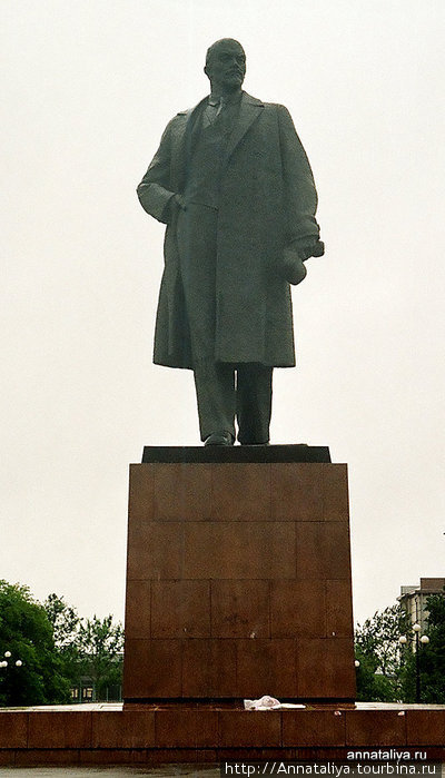Памятник Ленину на главной площади Южно-Сахалинск, Россия
