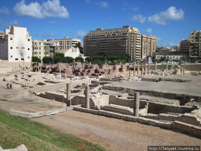 Два года назад  во время строительства, строителями были обнаружены огромные камни...
Археологи из Польши обнаружили амфитеатр и часть древнего города, по сей день продолжаются раскопки на этом месте Александрия, Египет