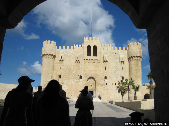 Крепость Кайт-Бей построена на руинах Александрийского маяка. Александрия, Египет