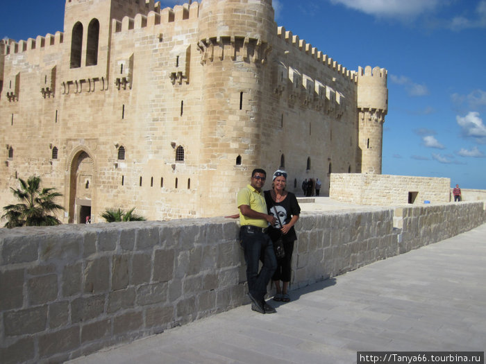 Крепость Кайт-Бей построена на руинах Александрийского маяка. Александрия, Египет