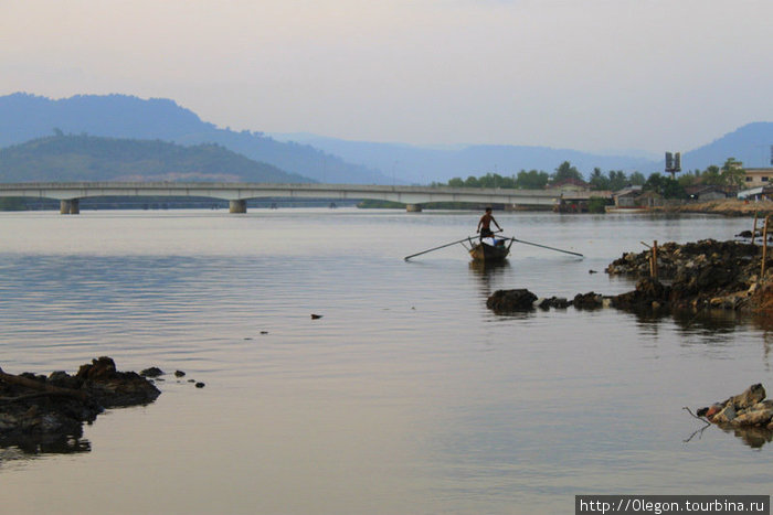 Любят местные порыбачить вечерами или просто покататься на лодках Кампот, Камбоджа