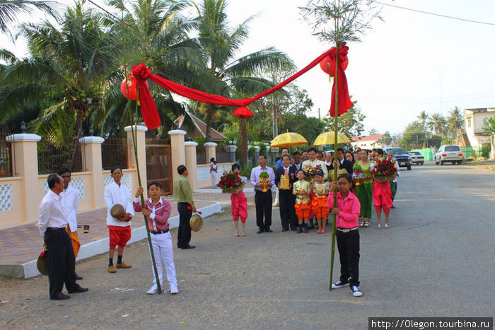 Церемония в городе, всех угостят кампотом Кампот, Камбоджа