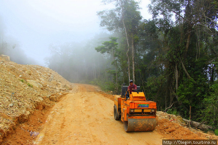Старая дорога скоро превратится в хорошозаасфальтированную Кампот, Камбоджа