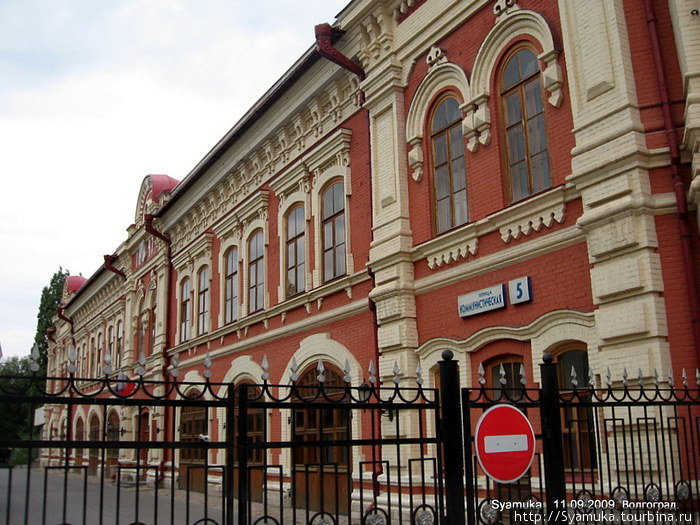 Здание восстановлено в первоначальном виде. Волгоград, Россия