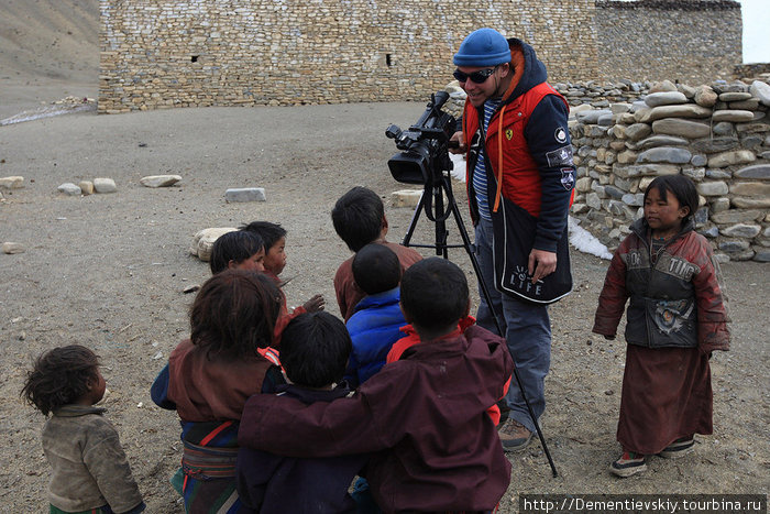 Деревня До. Дмитрий пытается объяснить детям, что конфет больше нет. :) Непал