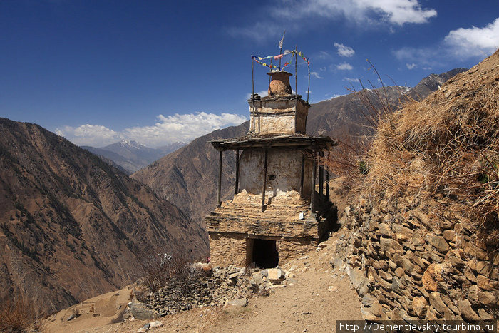 Гомба, охраняющая деревню от злых духов, стоит у одной из деревень, где живут последователи религии бон. Непал