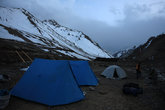 Наш палаточный лагерь у деревни До. Очень холодно, всю ночь шёл снег.