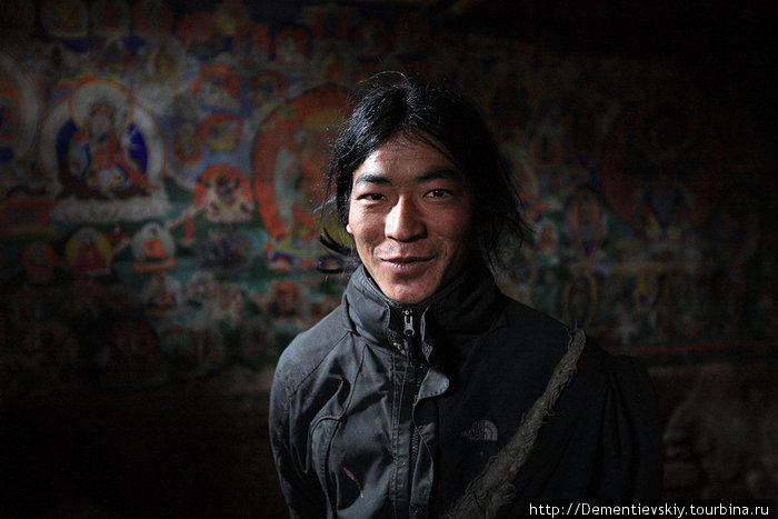 Первое знакомство с монахами боновского монастыря. Люди очень приветливы, а этот лама неплохо знает английский. Непал