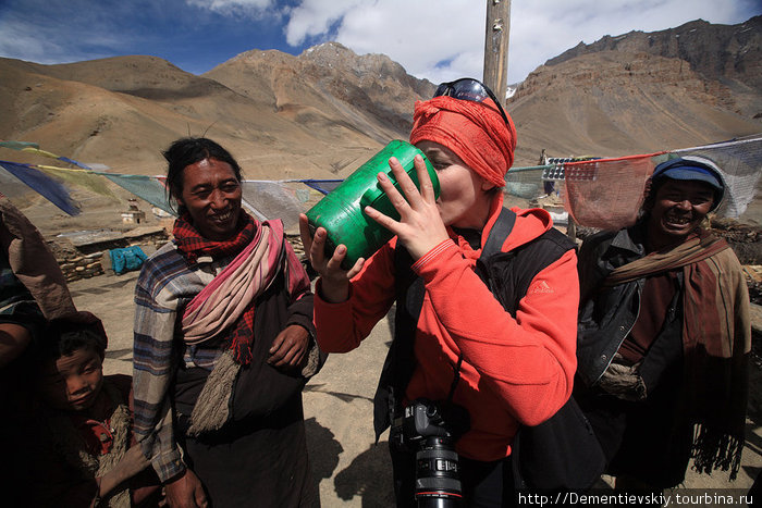 После проведения ритуала все участники пьют чанг (что-то типа кваса с присутствием алкоголя). Мы конечно тоже его пили. Непал