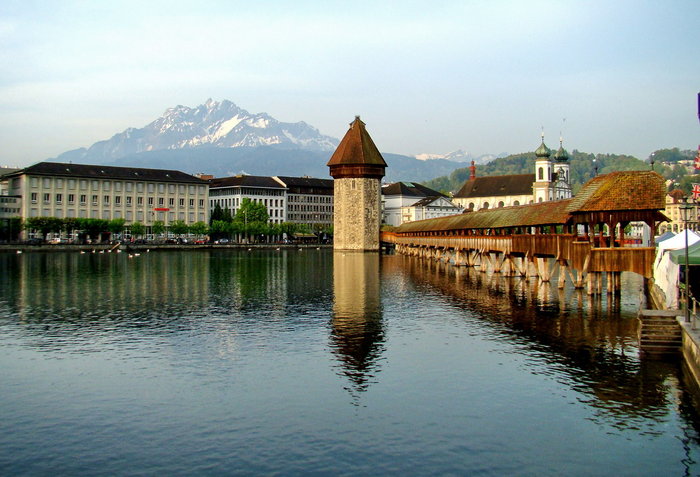 главная достопримечательность города — самый старый деревянный мост в Европе Люцерн, Швейцария