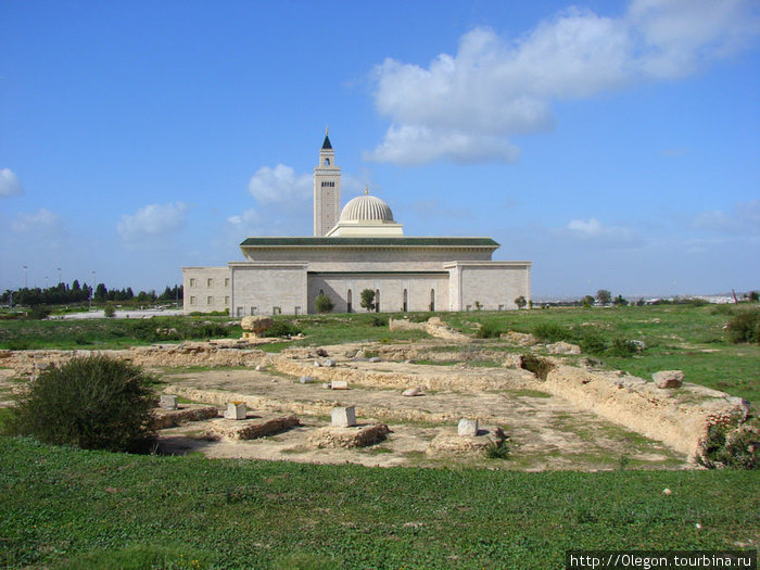 Мечеть, построенная прямо на руинах Тунис