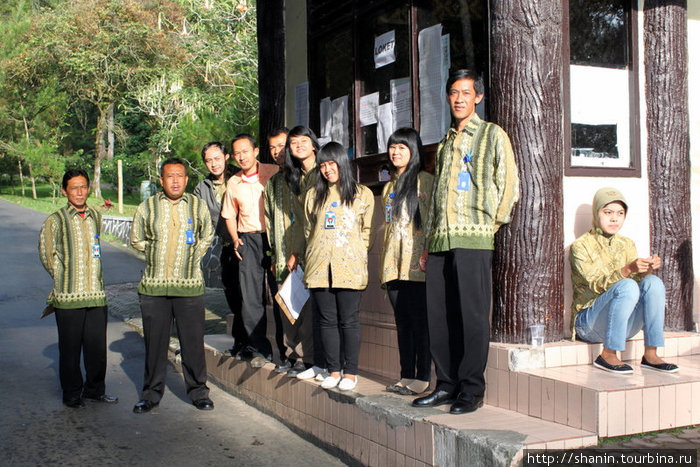 Работники нацпарка торжественно встречают участников кругосветки Мир без виз Бандунг, Индонезия