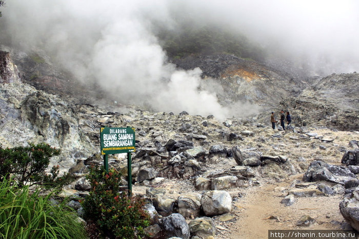 В кратере Кавах Домас идет термическая активность Бандунг, Индонезия