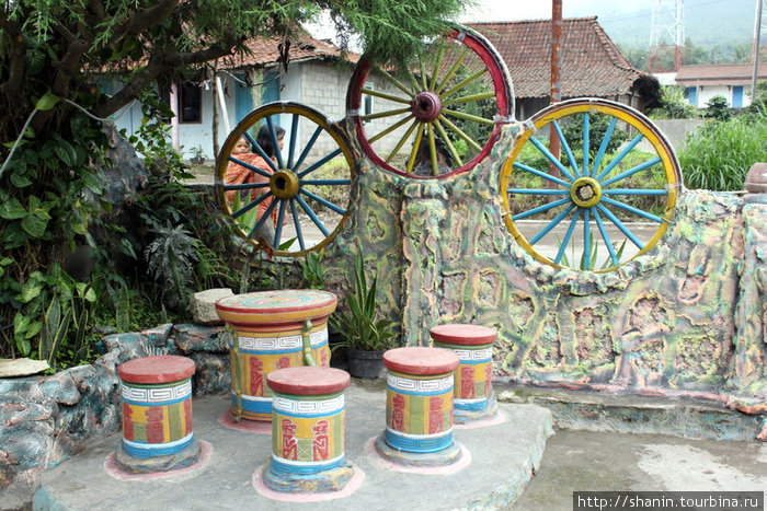 Во дворе деревенского дома в деревне Село Джокьякарта, Индонезия