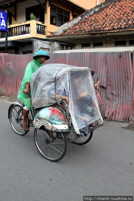 Защита от дождя для велорикши и его пассажира Джокьякарта, Индонезия