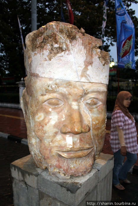 Огромная голова — один из экспонатов 10-го биенале в Джокьякарте Джокьякарта, Индонезия